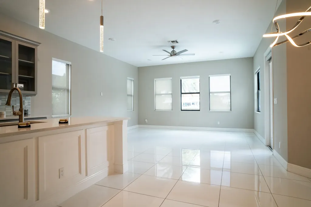 8665 E Baypoint Circle Parkland FL 33076