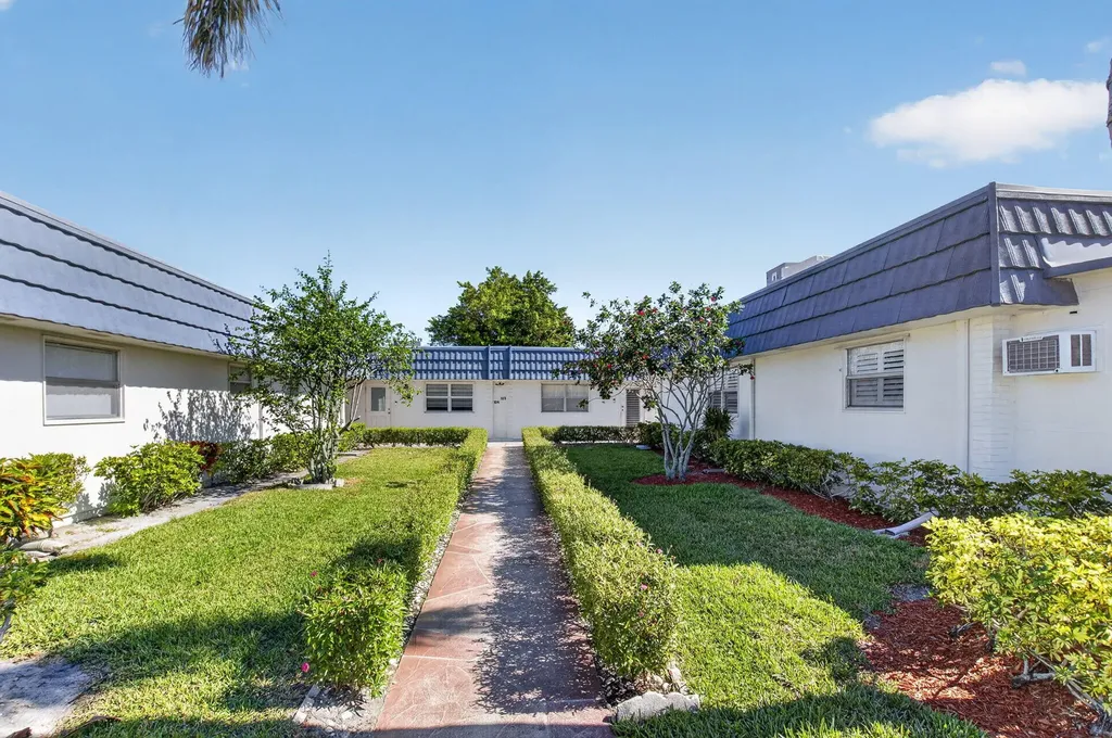 102 E Waterford E Delray Beach FL 33446