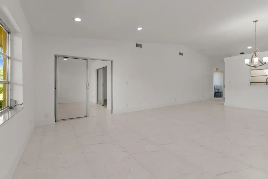 8273 Springtree Road Boca Raton FL 33496