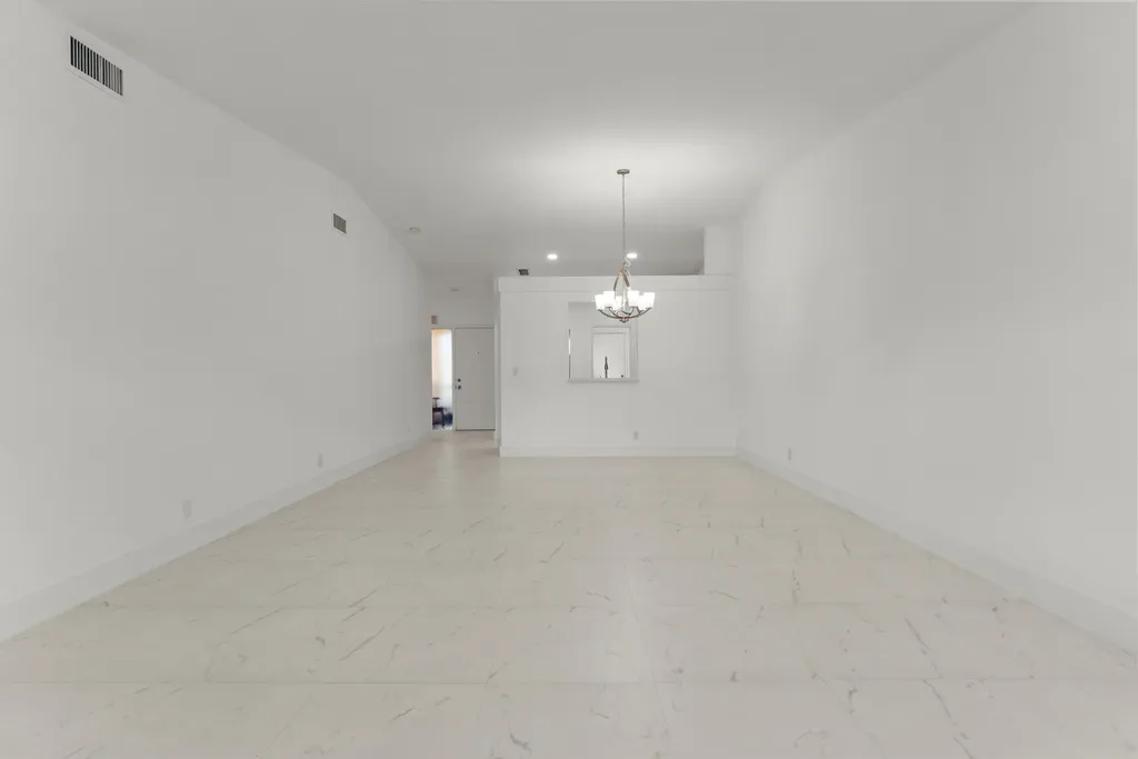 8273 Springtree Road Boca Raton FL 33496