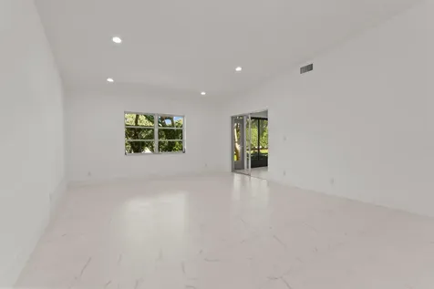 8273 Springtree Road Boca Raton FL 33496