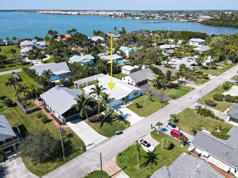 1123 Granada Hutchinson Island FL 34949