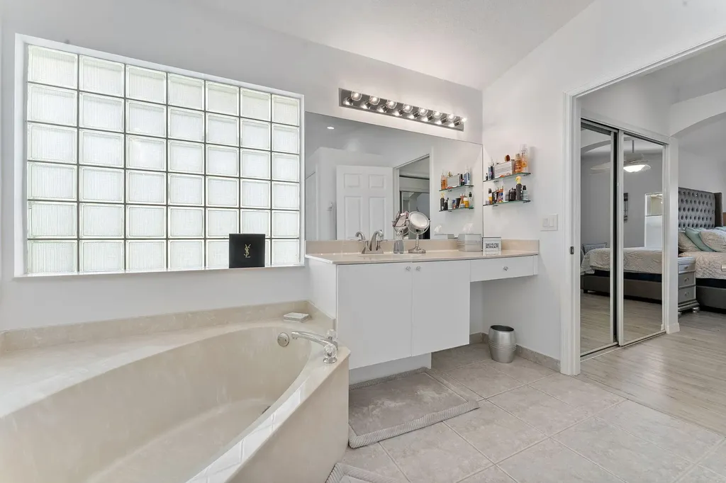 6887 Viale Elizabeth Delray Beach FL 33446