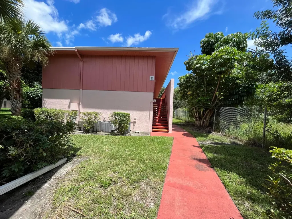 11 Golfs Edge E West Palm Beach FL 33417