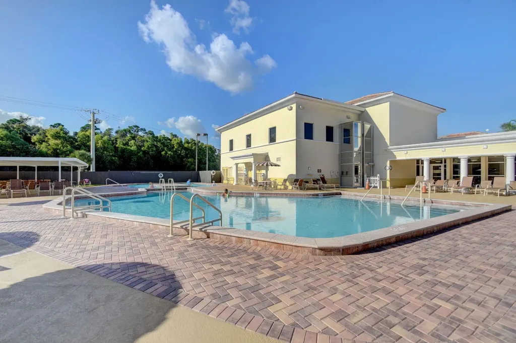 11 Golfs Edge E West Palm Beach FL 33417