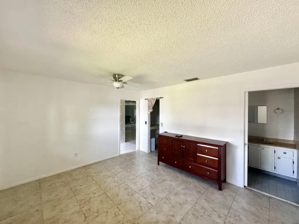 5725 E Fernley Drive Drive E West Palm Beach FL 33415