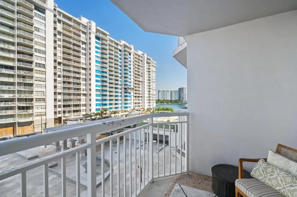 18021 Biscayne Boulevard Aventura FL 33160