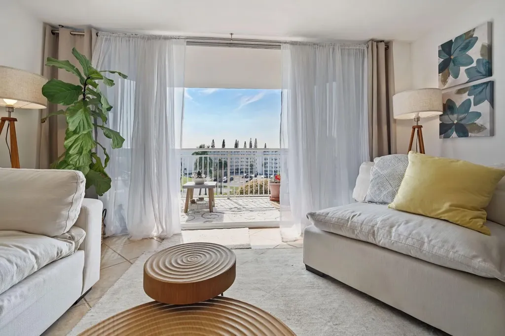 18021 Biscayne Boulevard Aventura FL 33160