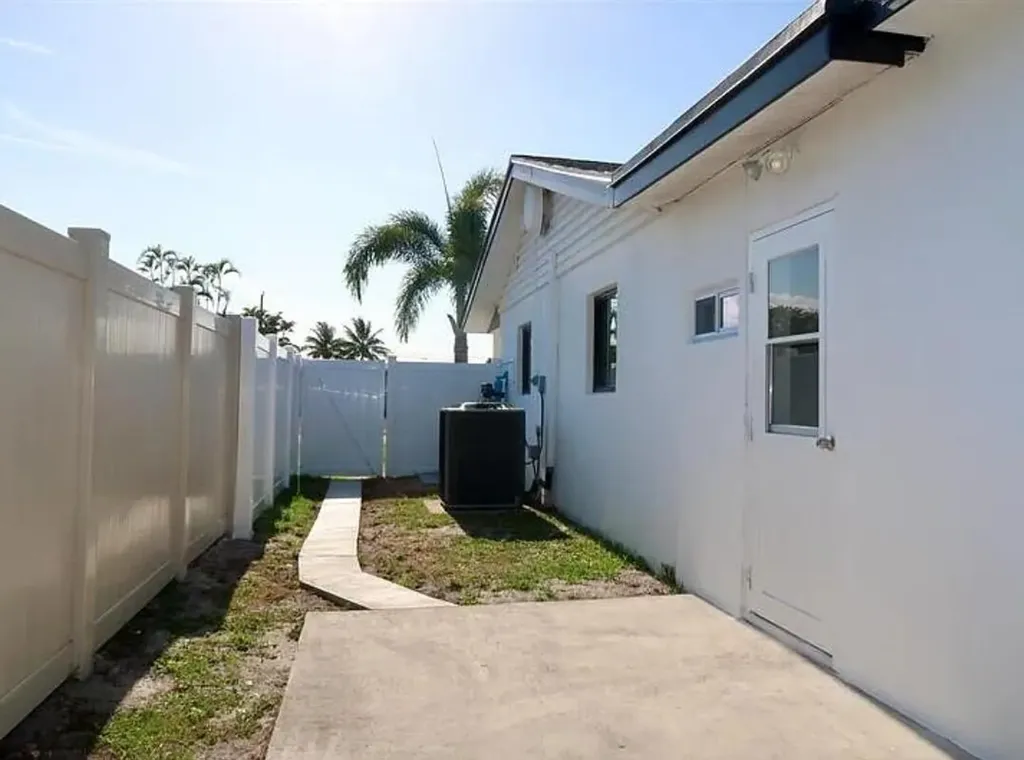 436 Fontana Drive Palm Springs FL 33461