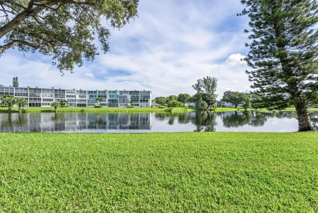 1038 Cambridge Deerfield Beach FL 33442