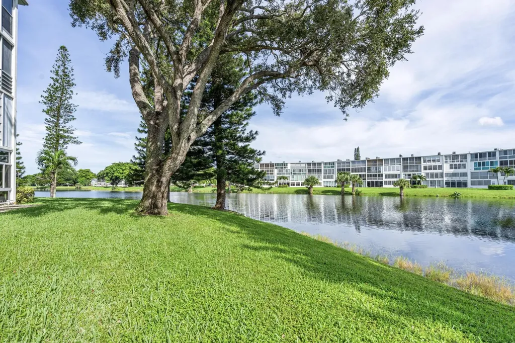 1038 Cambridge Deerfield Beach FL 33442