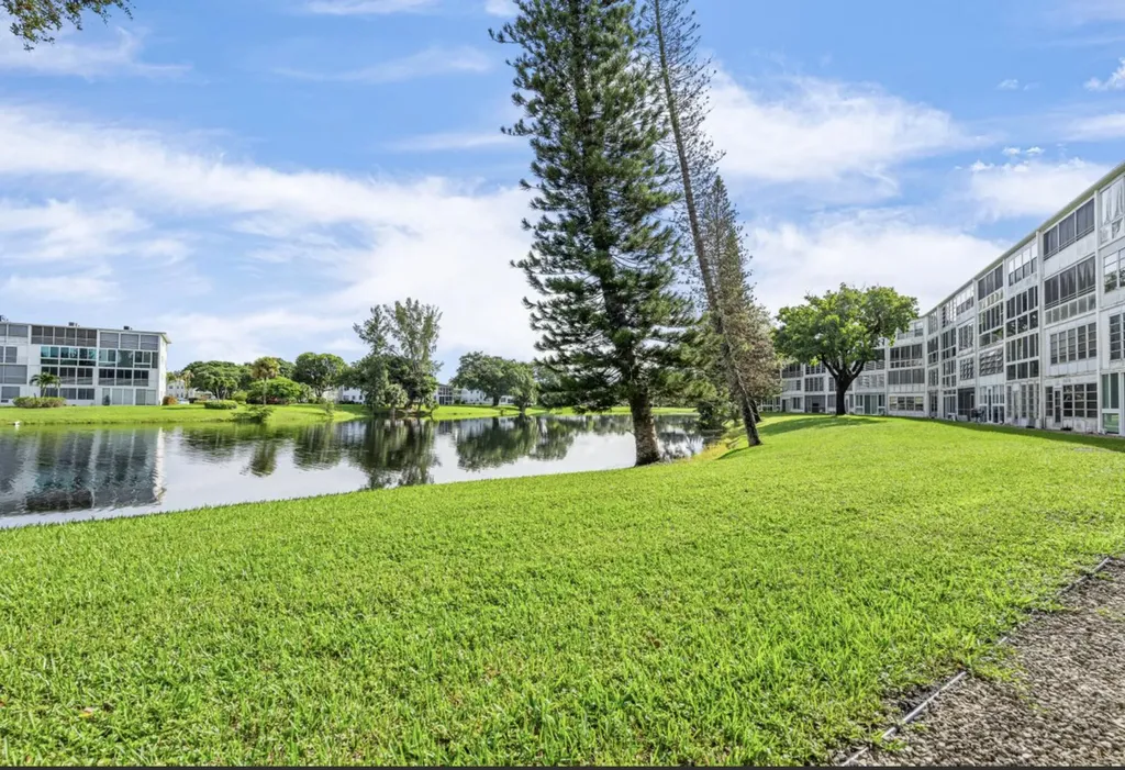 1038 Cambridge Deerfield Beach FL 33442