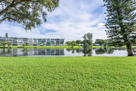 1038 Cambridge Deerfield Beach FL 33442