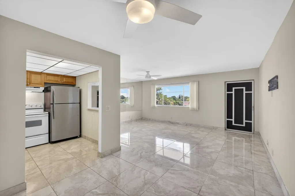 300 S Village Green Circle Circle S Palm Springs FL 33461