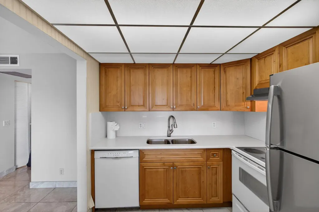 300 S Village Green Circle Circle S Palm Springs FL 33461