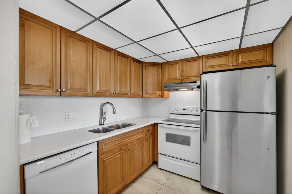 300 S Village Green Circle Circle S Palm Springs FL 33461