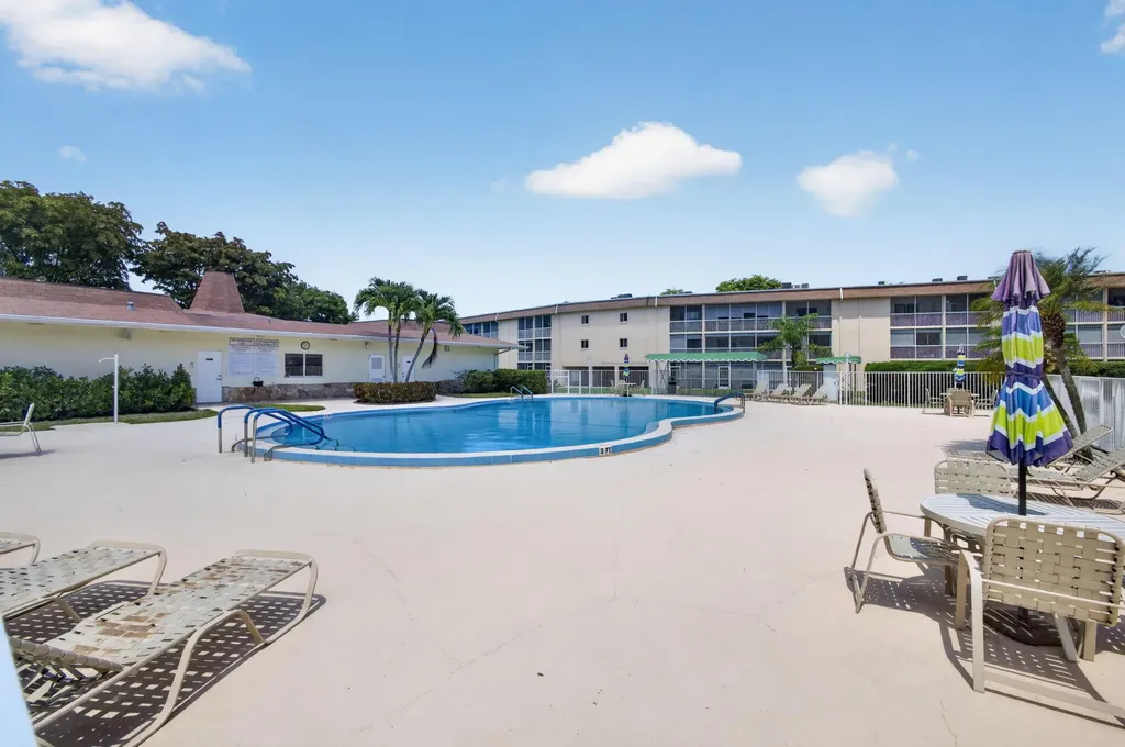 300 S Village Green Circle Circle S Palm Springs FL 33461
