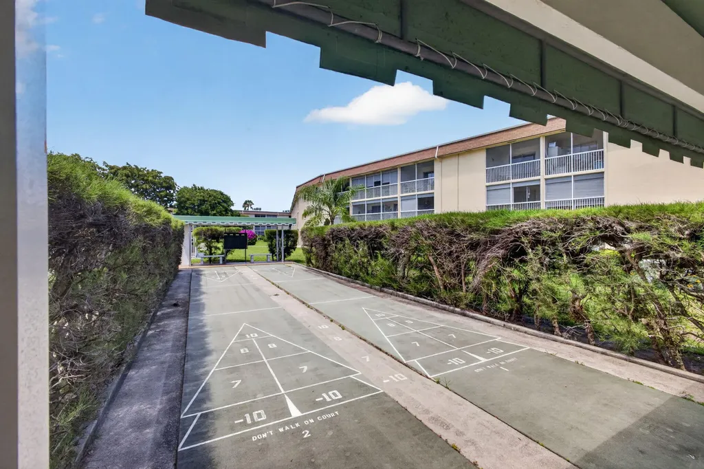 300 S Village Green Circle Circle S Palm Springs FL 33461