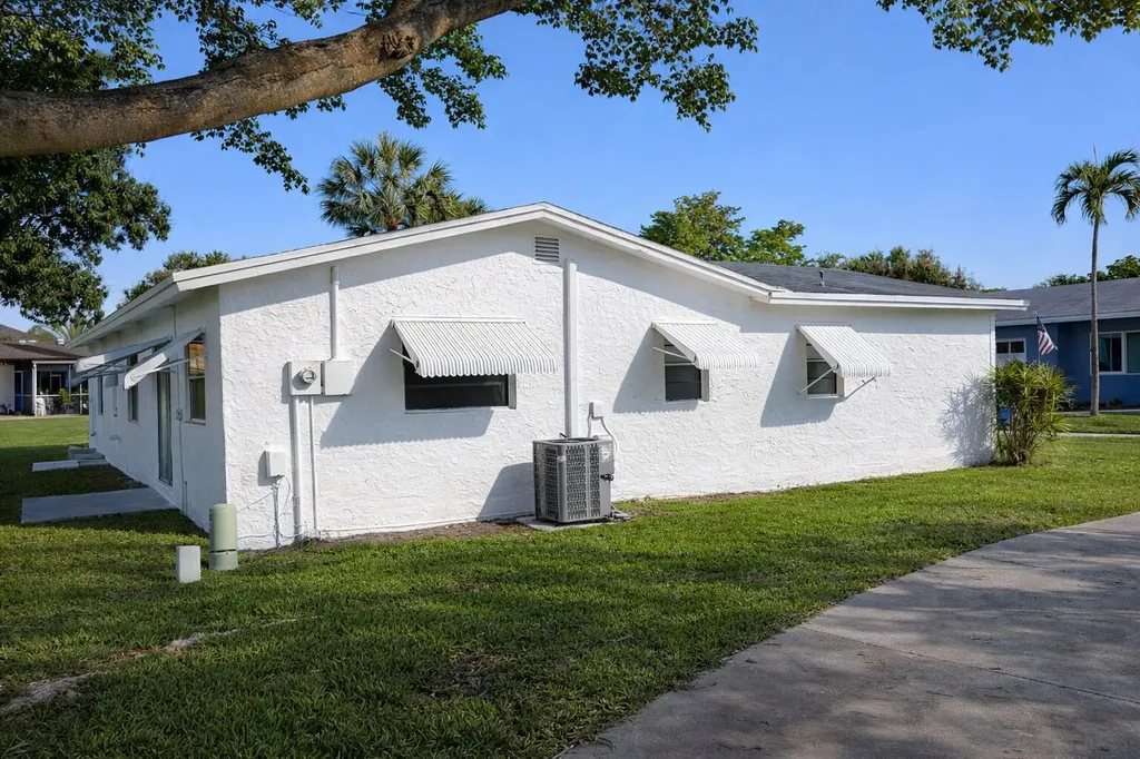 2613 SW Natura Avenue Deerfield Beach FL 33441