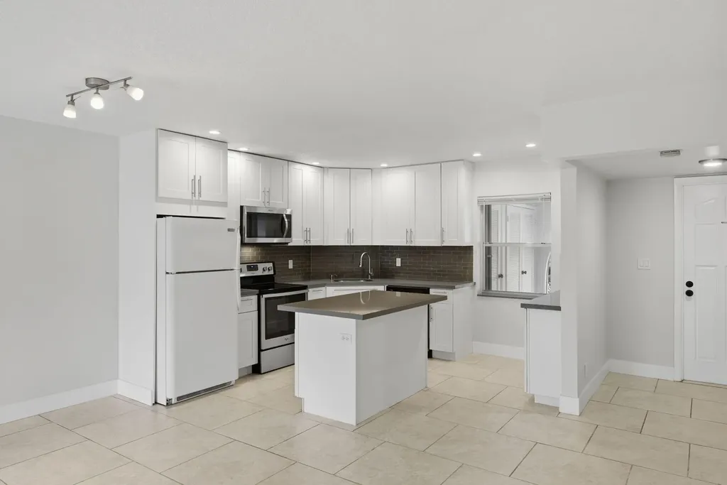 3851 NW 84th Avenue Sunrise FL 33351