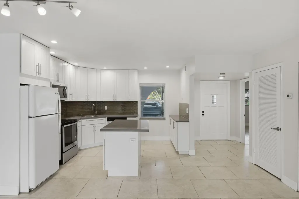 3851 NW 84th Avenue Sunrise FL 33351