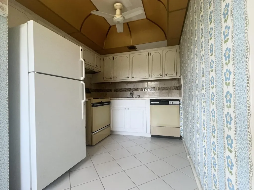 392 Grantham F Deerfield Beach FL 33442