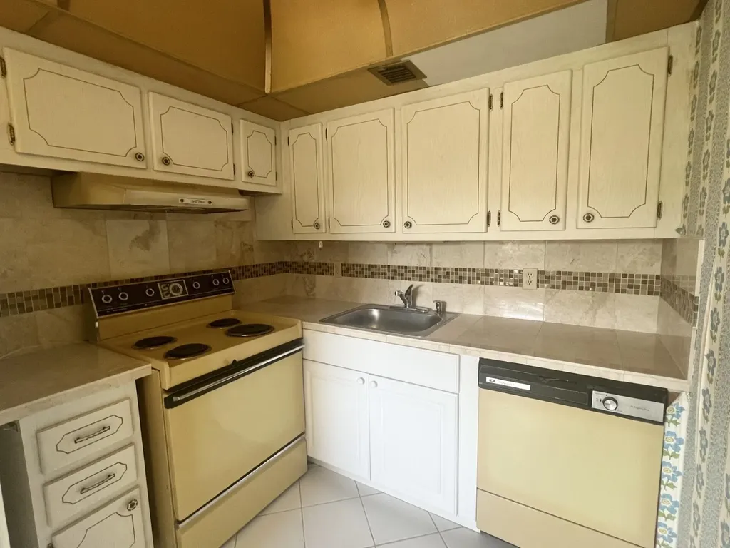 392 Grantham F Deerfield Beach FL 33442