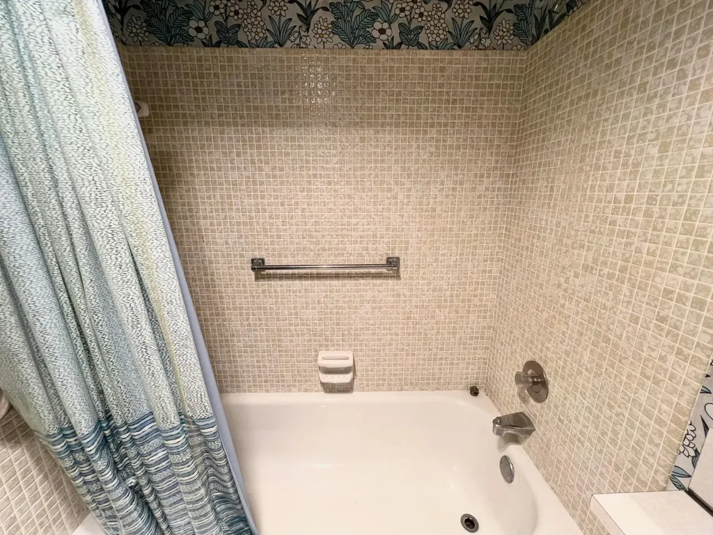 392 Grantham F Deerfield Beach FL 33442