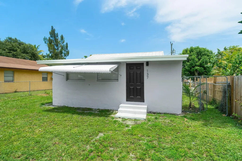 137 SW 9th Avenue Delray Beach FL 33444