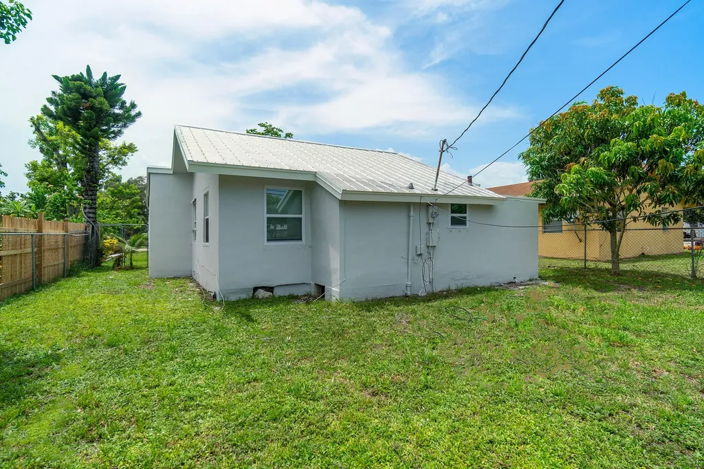 137 SW 9th Avenue Delray Beach FL 33444