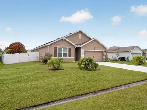 652 SW Sareta Avenue Port St Lucie FL 34953