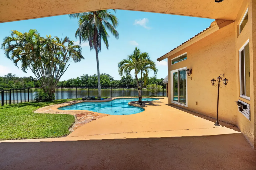 3043 Lakewood Drive Weston FL 33332