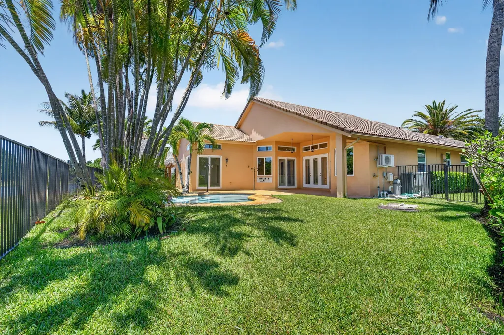 3043 Lakewood Drive Weston FL 33332
