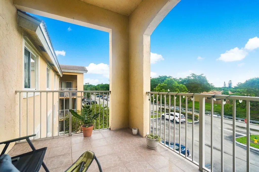 2620 S University Drive Davie FL 33328
