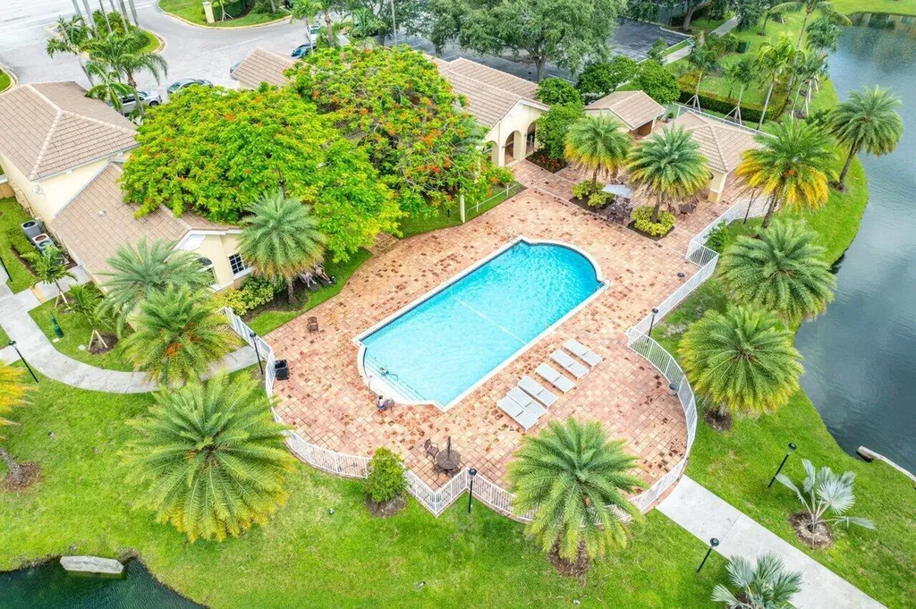 2620 S University Drive Davie FL 33328
