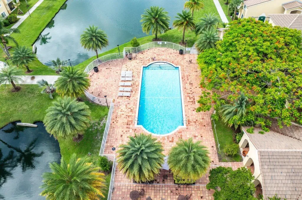 2620 S University Drive Davie FL 33328