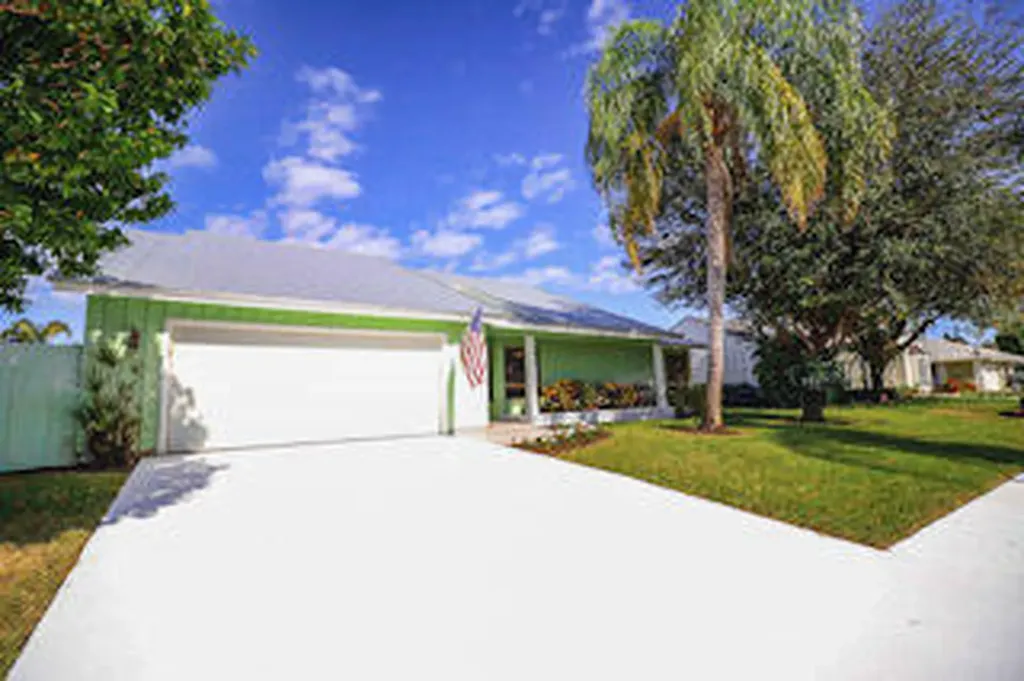 65 W Pinehill Trail W Tequesta FL 33469