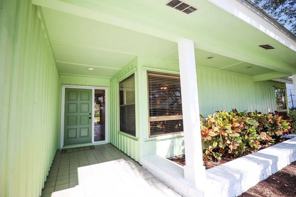 65 W Pinehill Trail W Tequesta FL 33469