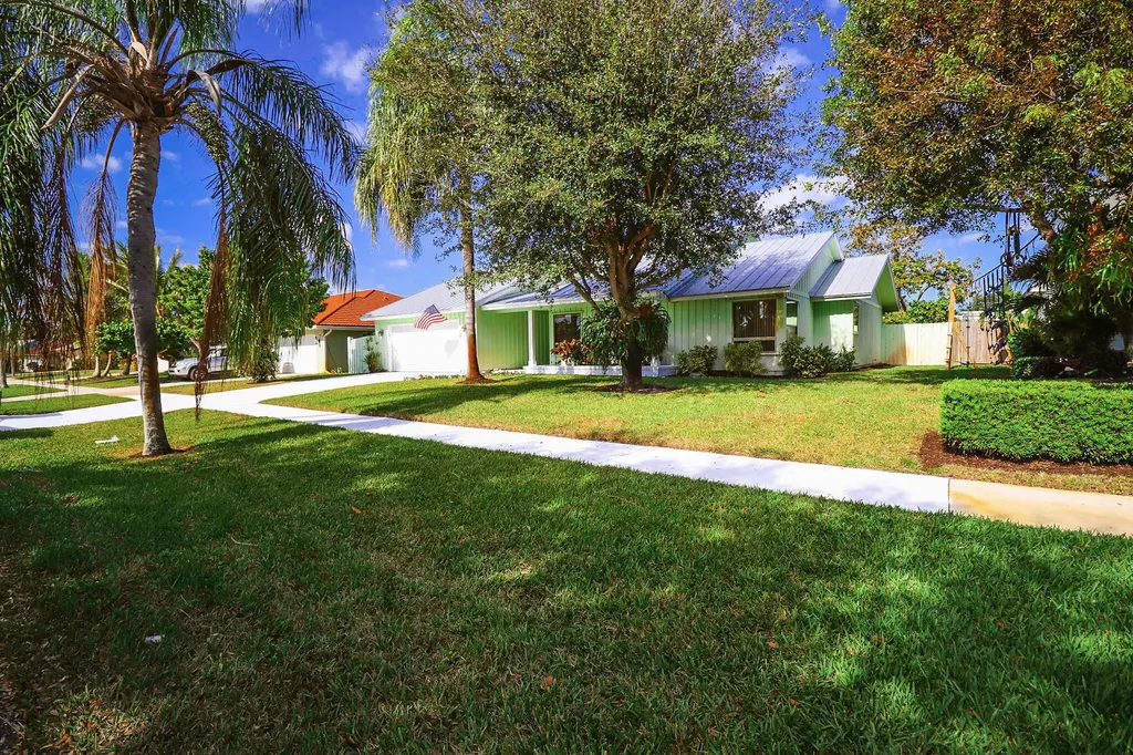 65 W Pinehill Trail W Tequesta FL 33469