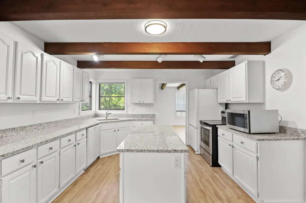 65 W Pinehill Trail W Tequesta FL 33469