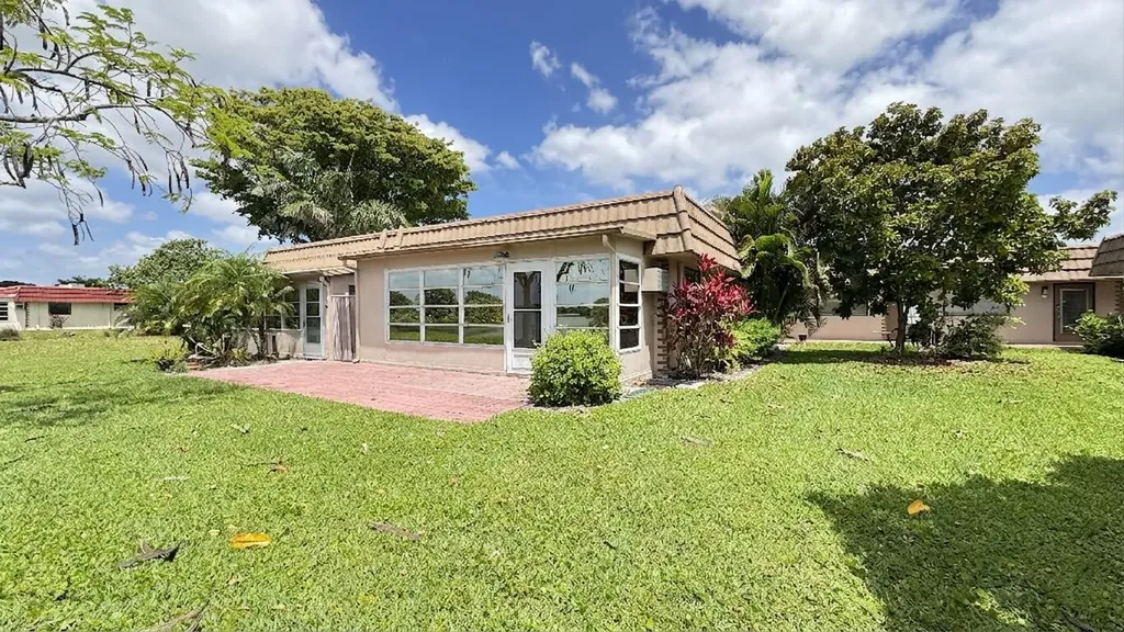 220 Seville J Delray Beach FL 33446