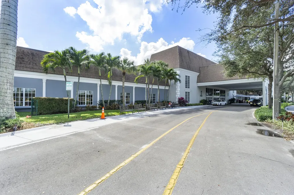 220 Seville J Delray Beach FL 33446