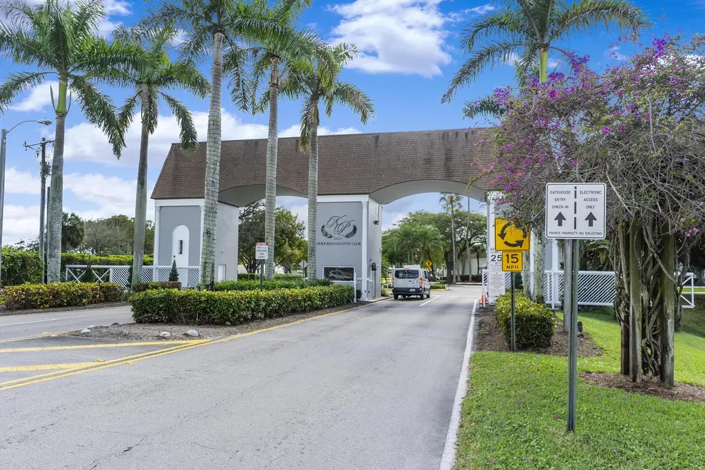 220 Seville J Delray Beach FL 33446