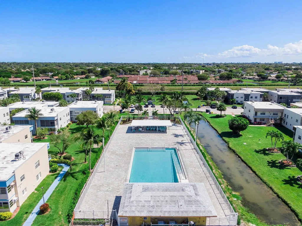 220 Seville J Delray Beach FL 33446