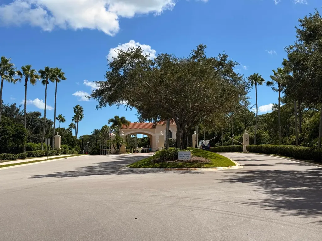 633 NW Whitfield Way Port St Lucie FL 34986