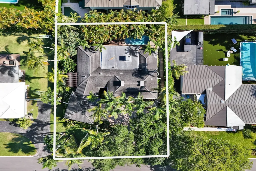 15 Minnetonka Road Sea Ranch Lakes FL 33308