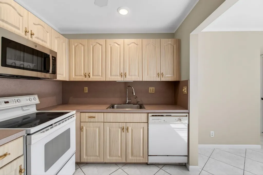 95 Burgundy B Delray Beach FL 33484