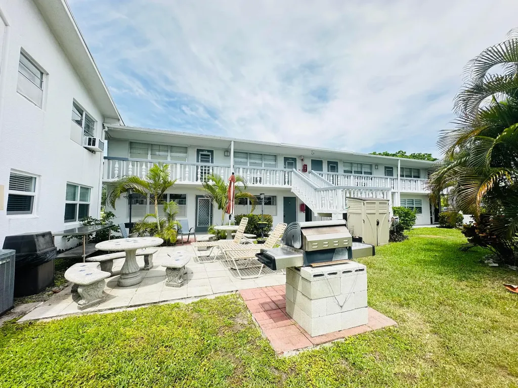 269 Farnham L Deerfield Beach FL 33442