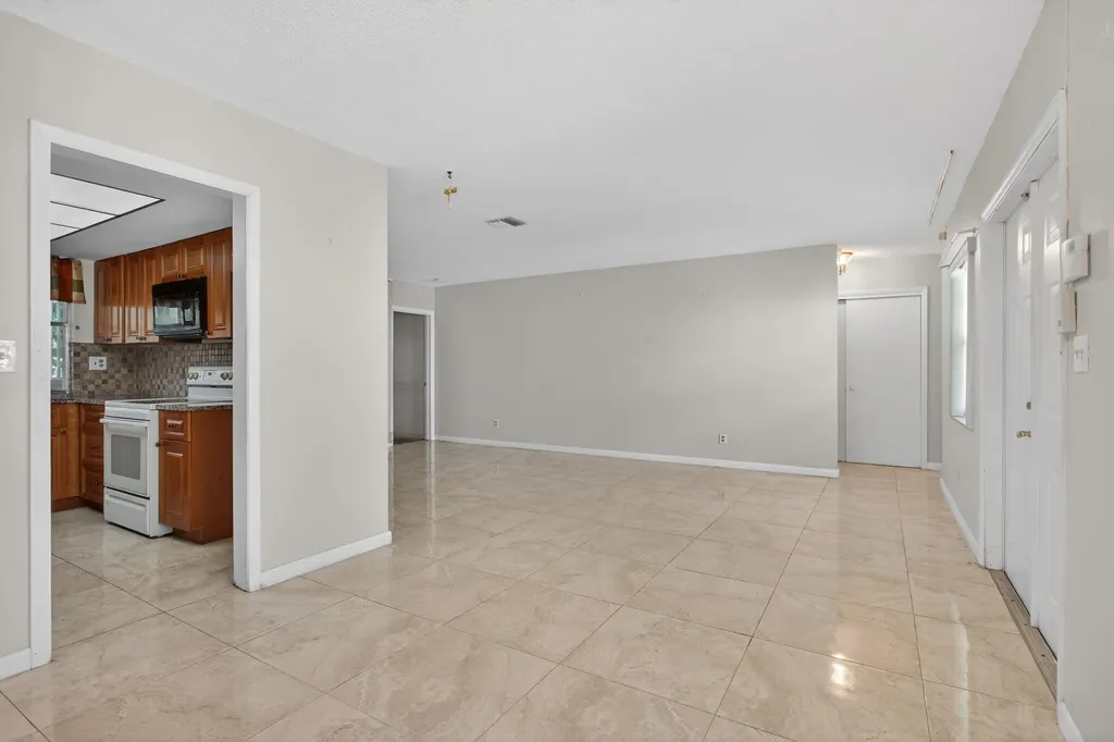 2540 NW 34th Terrace Lauderdale Lakes FL 33311