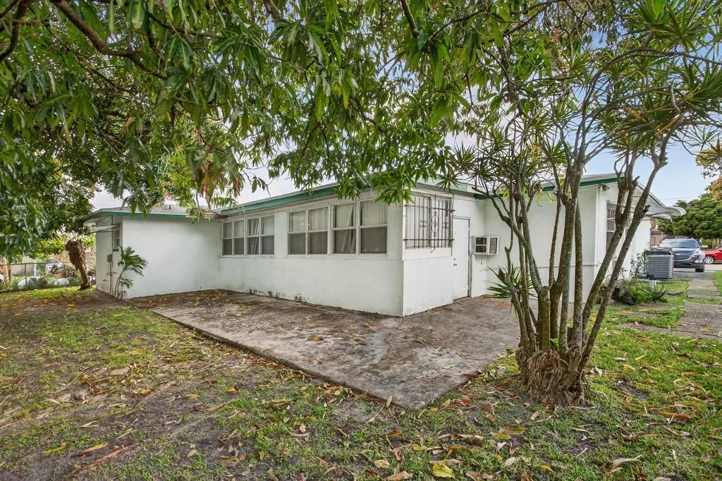 2540 NW 34th Terrace Lauderdale Lakes FL 33311